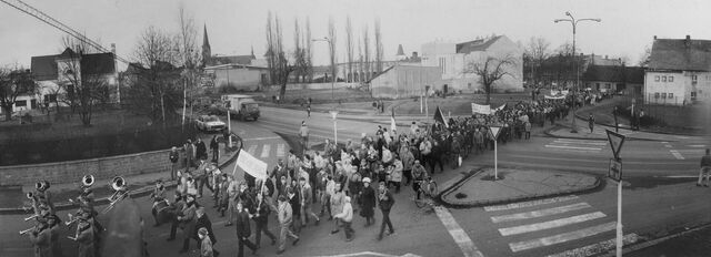 V lednu 1990 proběhla ve Vysokém Mýtě demonstrace za odchod početné sovětské posádky. Zdroj: archiv Bohuslava Fencla